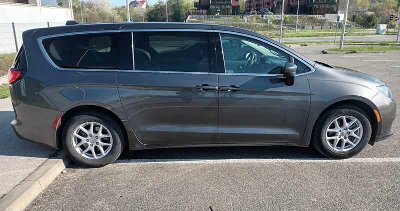 Chrysler Pacifica cena 99900 przebieg: 123000, rok produkcji 2017 z Kielce małe 631